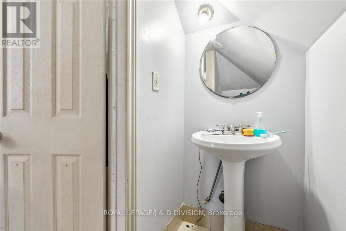 59 Paisley Avenue S, Hamilton, ON - Indoor Photo Showing Bathroom