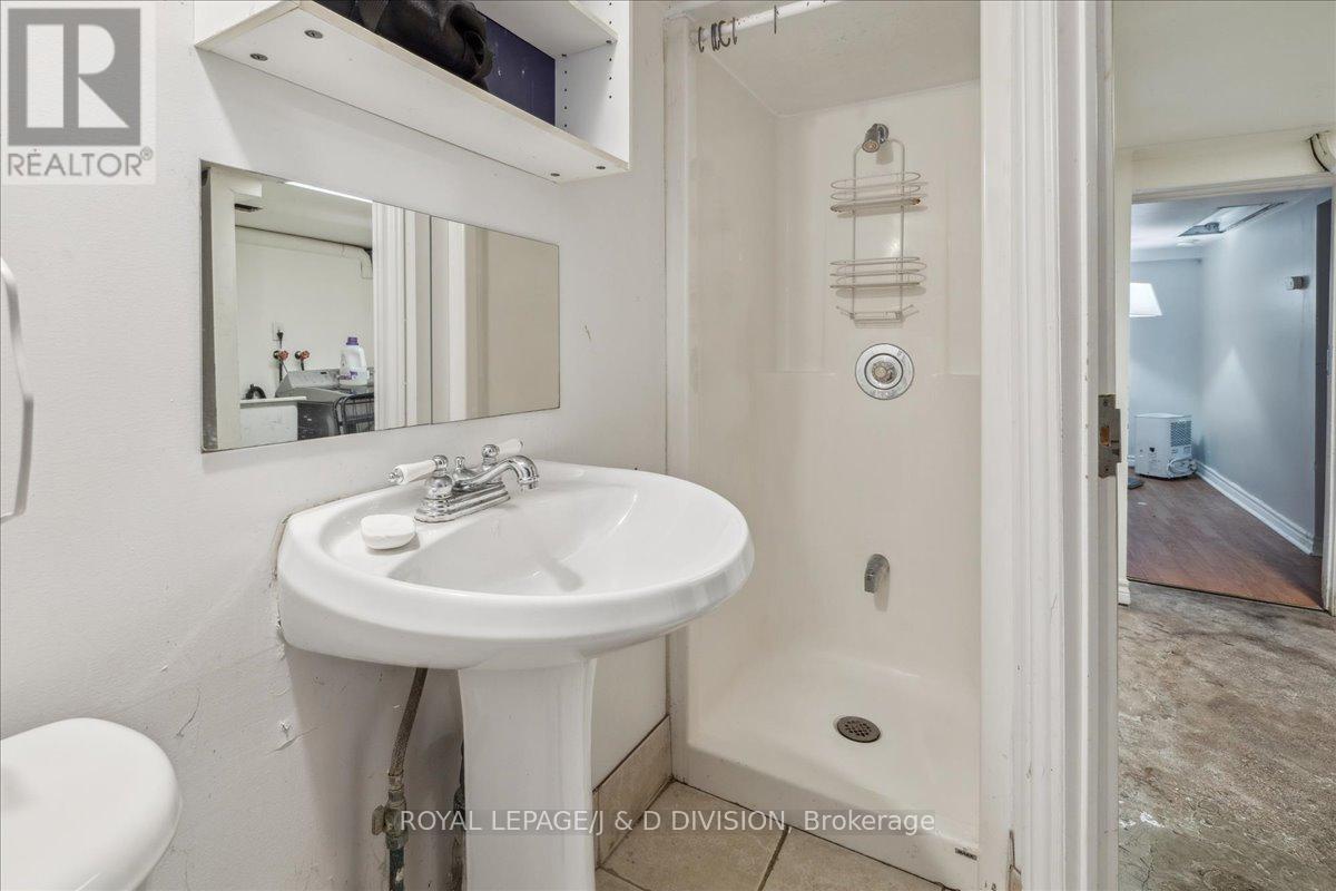 59 Paisley Avenue S, Hamilton, ON - Indoor Photo Showing Bathroom