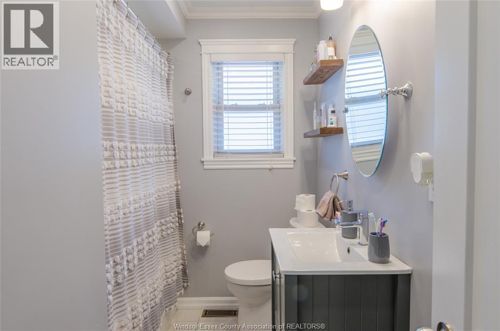 1077 Fairview, Windsor, ON - Indoor Photo Showing Bathroom