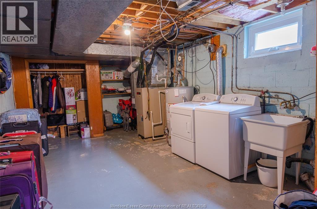 1077 Fairview, Windsor, ON - Indoor Photo Showing Laundry Room