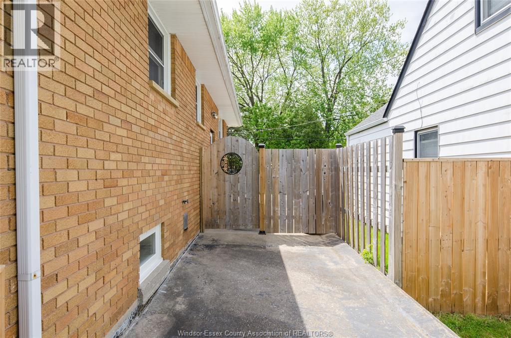 1077 Fairview, Windsor, ON - Outdoor With Exterior