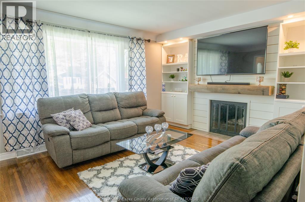 1077 Fairview, Windsor, ON - Indoor Photo Showing Living Room With Fireplace