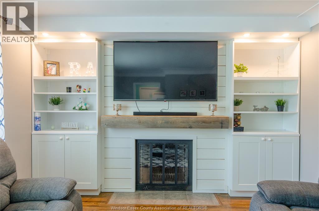 1077 Fairview, Windsor, ON - Indoor Photo Showing Living Room