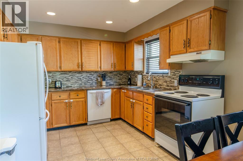 1077 Fairview, Windsor, ON - Indoor Photo Showing Kitchen With Double Sink