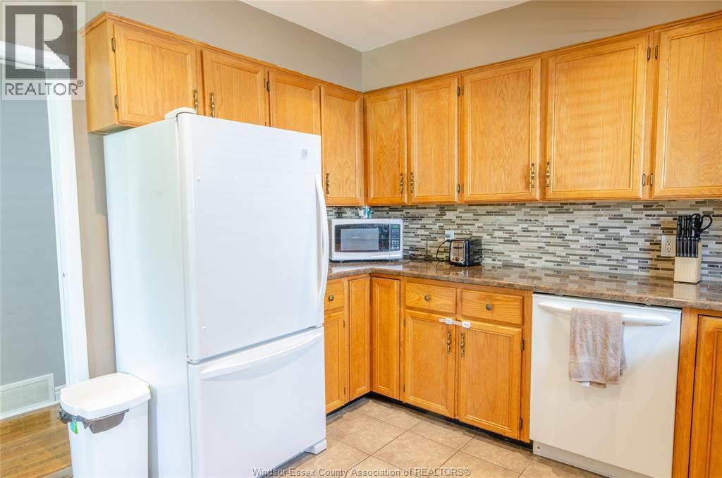 1077 Fairview, Windsor, ON - Indoor Photo Showing Kitchen