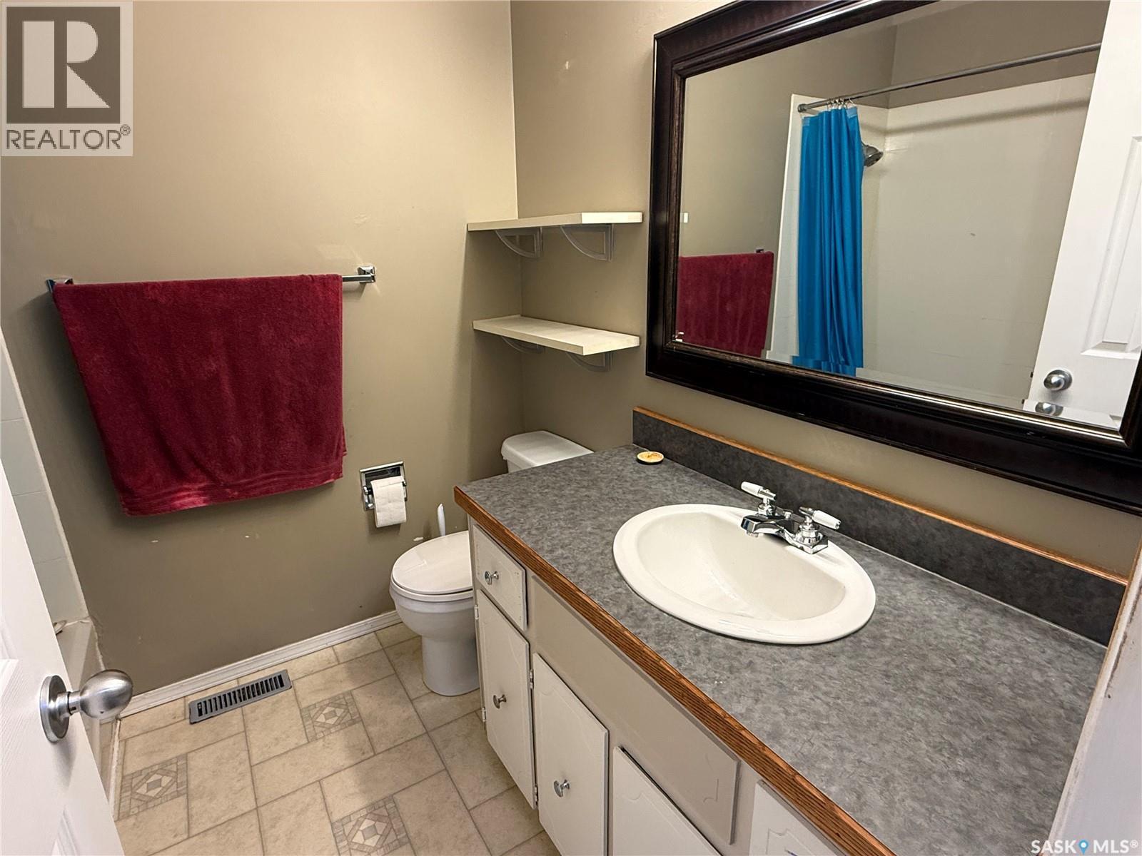 628 Staveley Crescent, Weyburn, SK - Indoor Photo Showing Bathroom