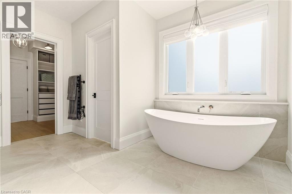 940 Gorton Avenue, Burlington, ON - Indoor Photo Showing Bathroom