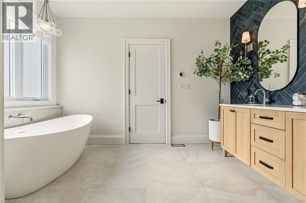 940 Gorton Avenue, Burlington, ON - Indoor Photo Showing Bathroom
