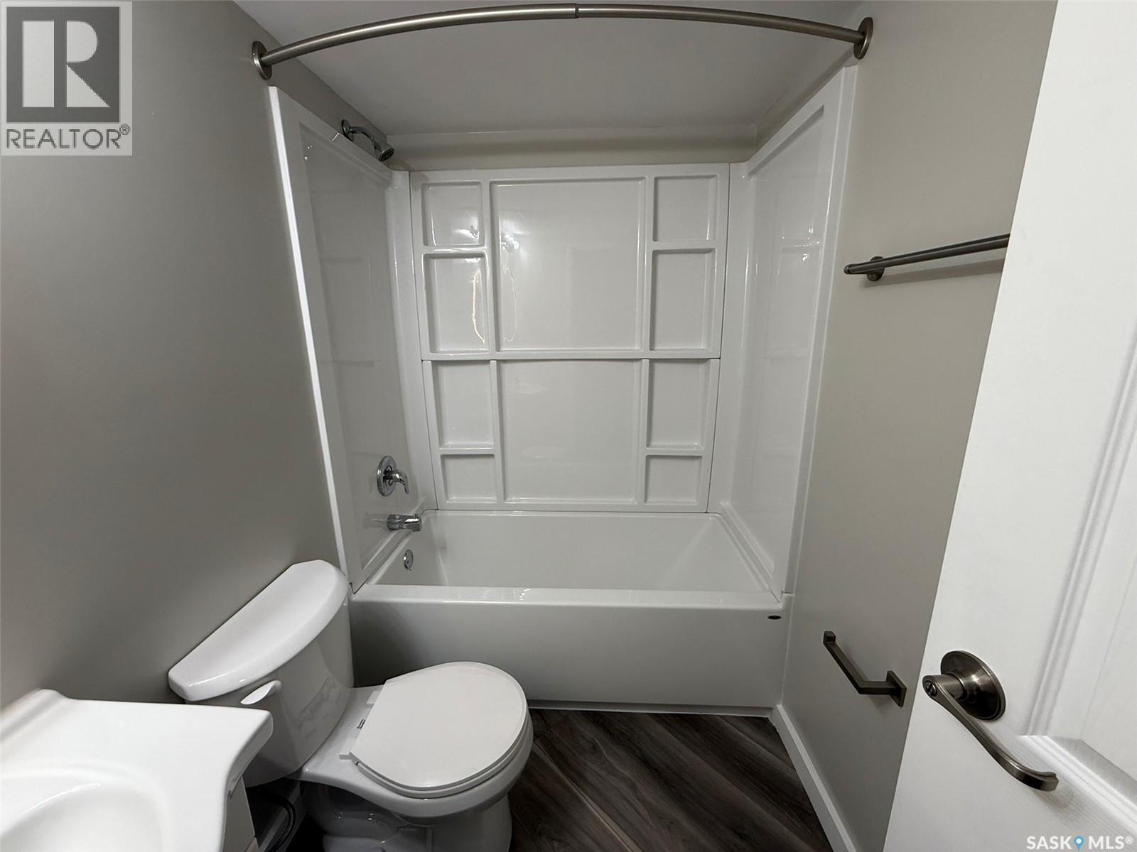 101 1822 Eaglesham Avenue, Weyburn, SK - Indoor Photo Showing Bathroom