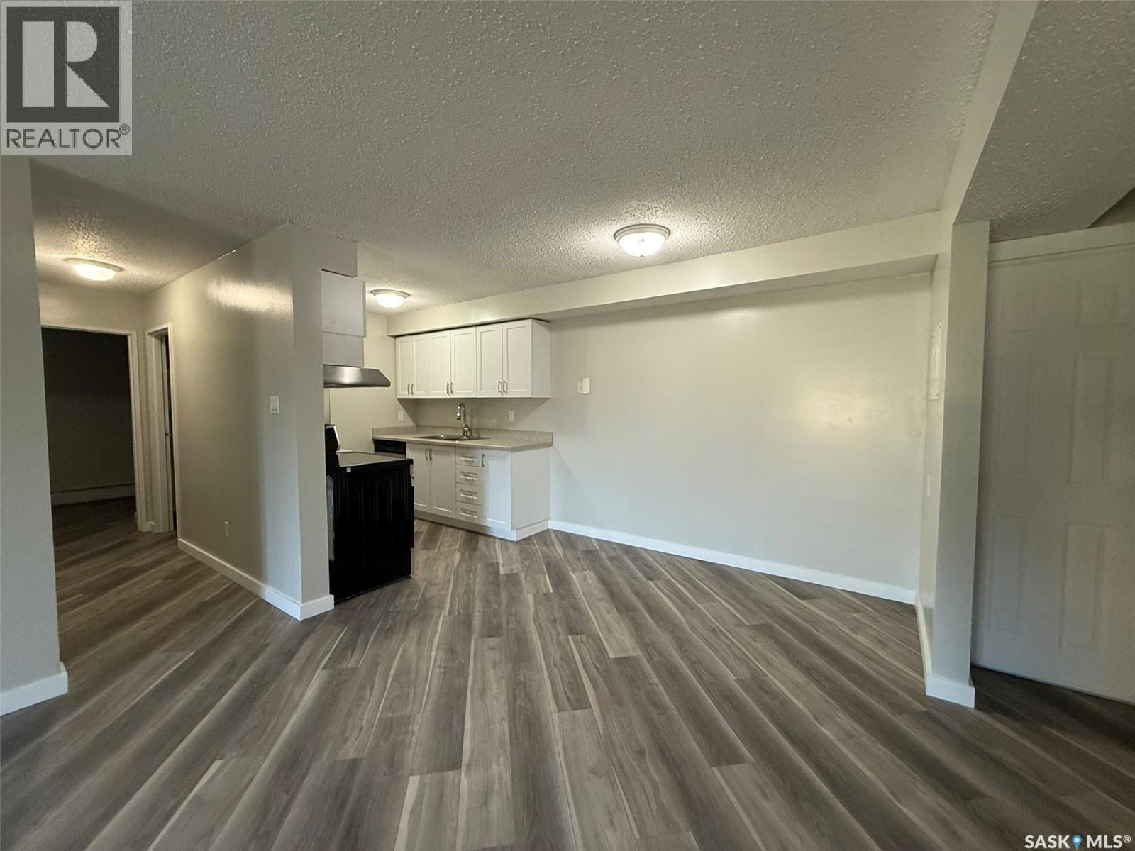 101 1822 Eaglesham Avenue, Weyburn, SK - Indoor Photo Showing Kitchen