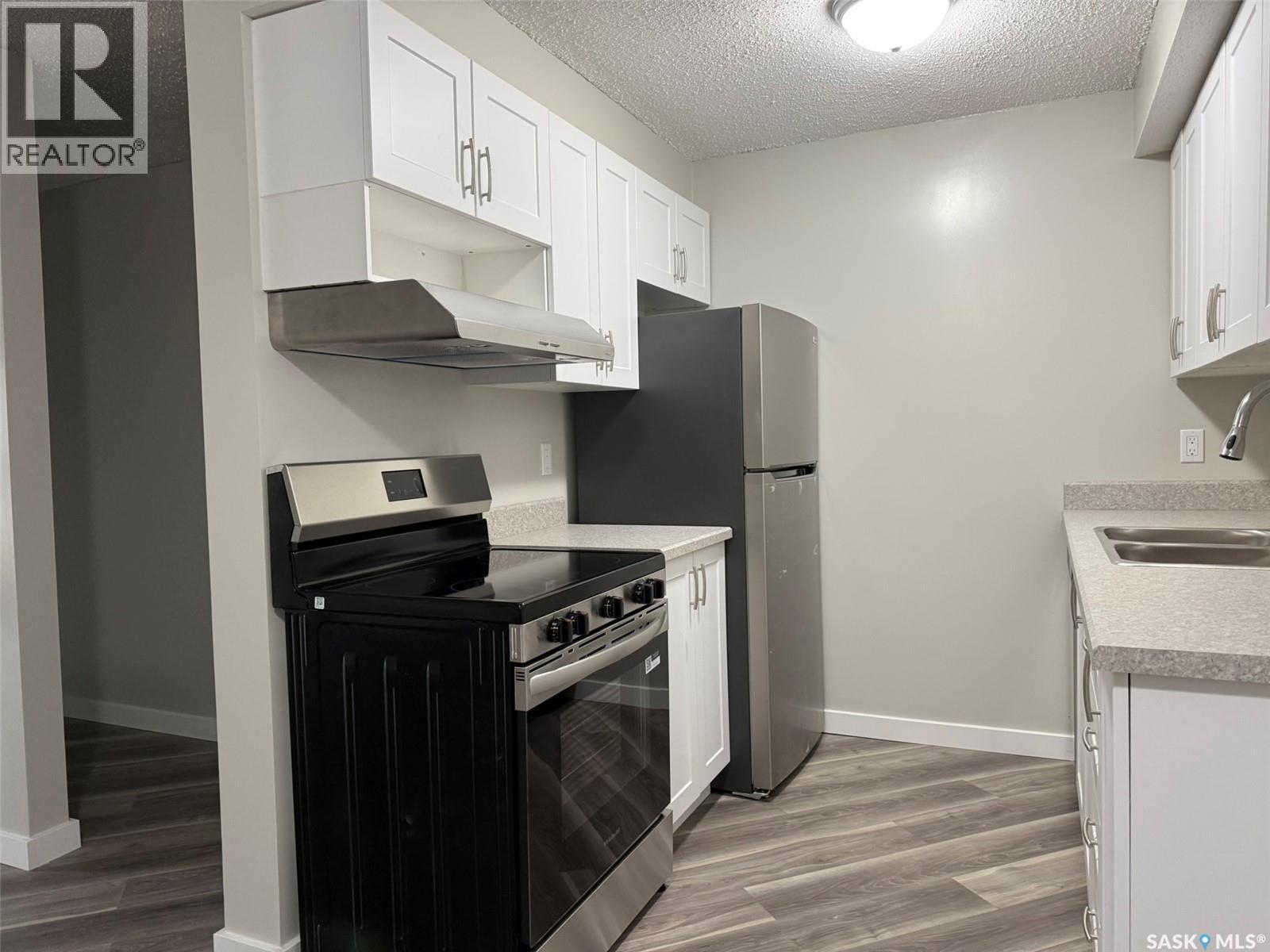 101 1822 Eaglesham Avenue, Weyburn, SK - Indoor Photo Showing Kitchen