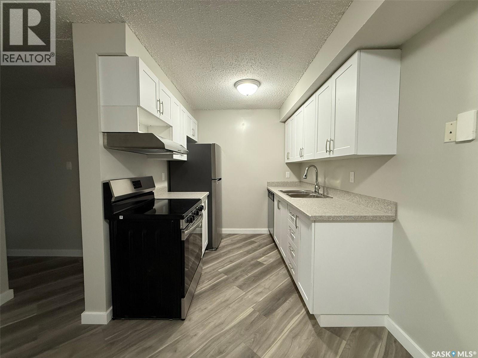 101 1822 Eaglesham Avenue, Weyburn, SK - Indoor Photo Showing Kitchen