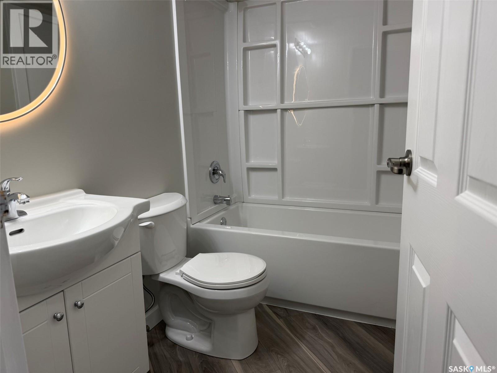 101 1822 Eaglesham Avenue, Weyburn, SK - Indoor Photo Showing Bathroom