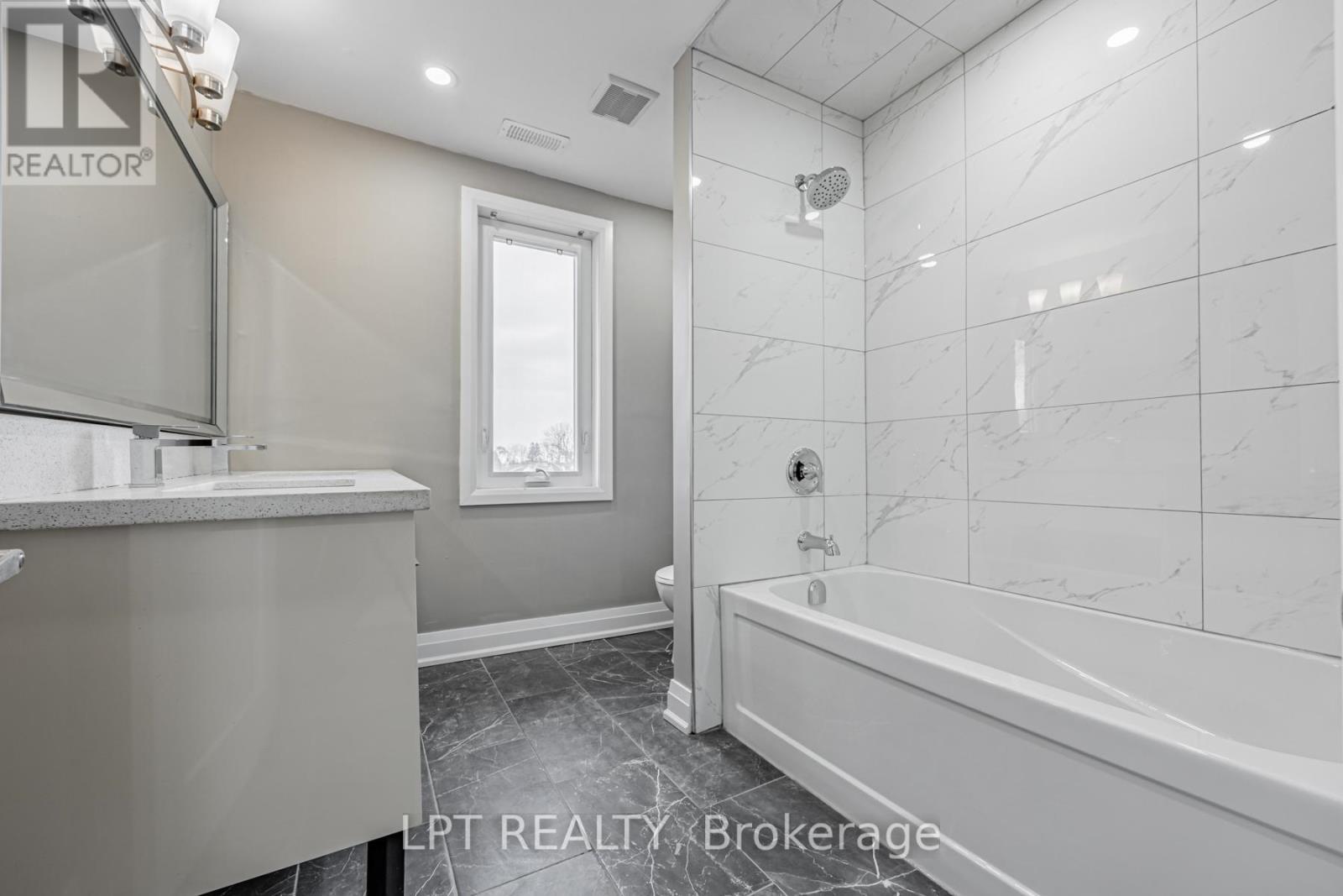 201 Ritson Road S, Oshawa, ON - Indoor Photo Showing Bathroom