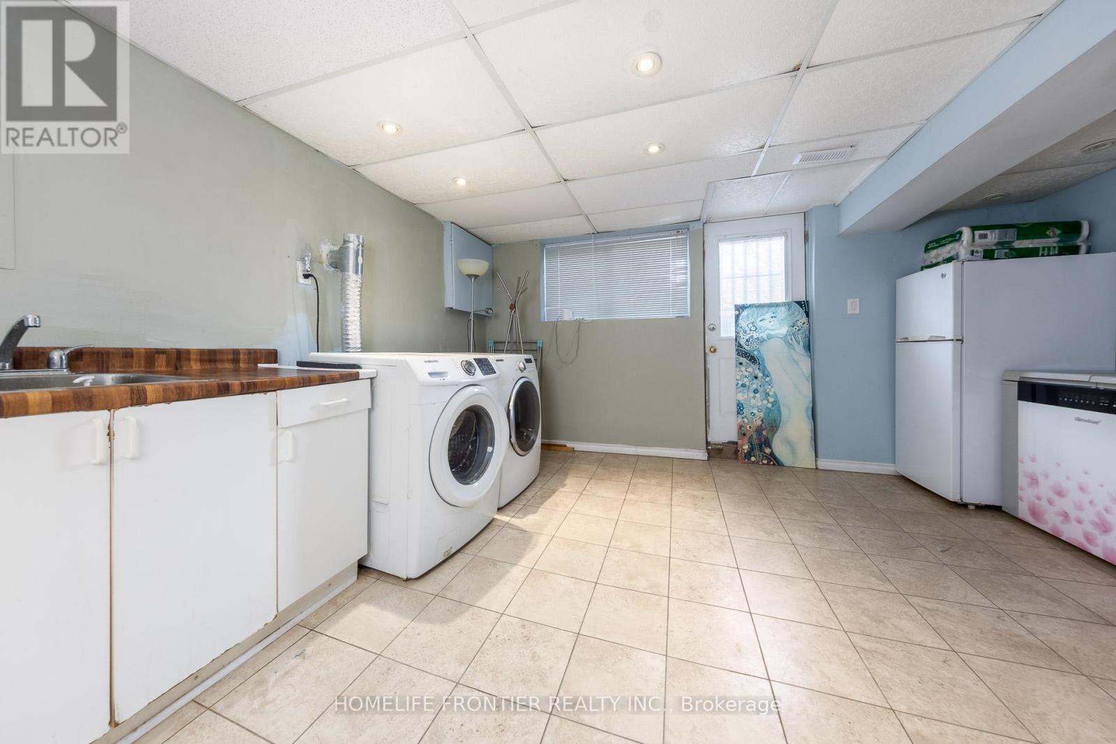 3223 Constitution Boulevard, Mississauga, ON - Indoor Photo Showing Laundry Room