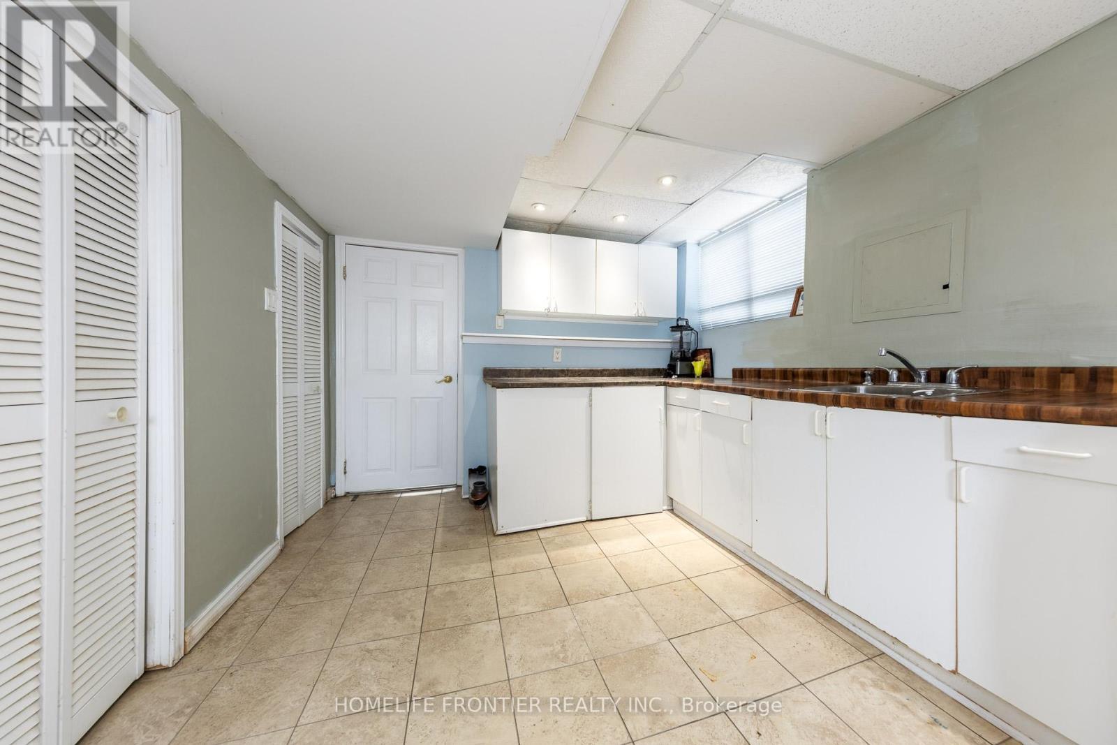 3223 Constitution Boulevard, Mississauga, ON - Indoor Photo Showing Kitchen With Double Sink