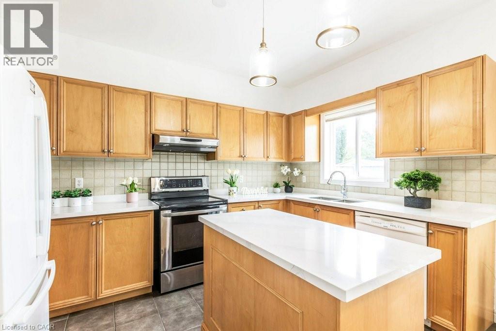 252 Thorner Drive, Hamilton, ON - Indoor Photo Showing Kitchen