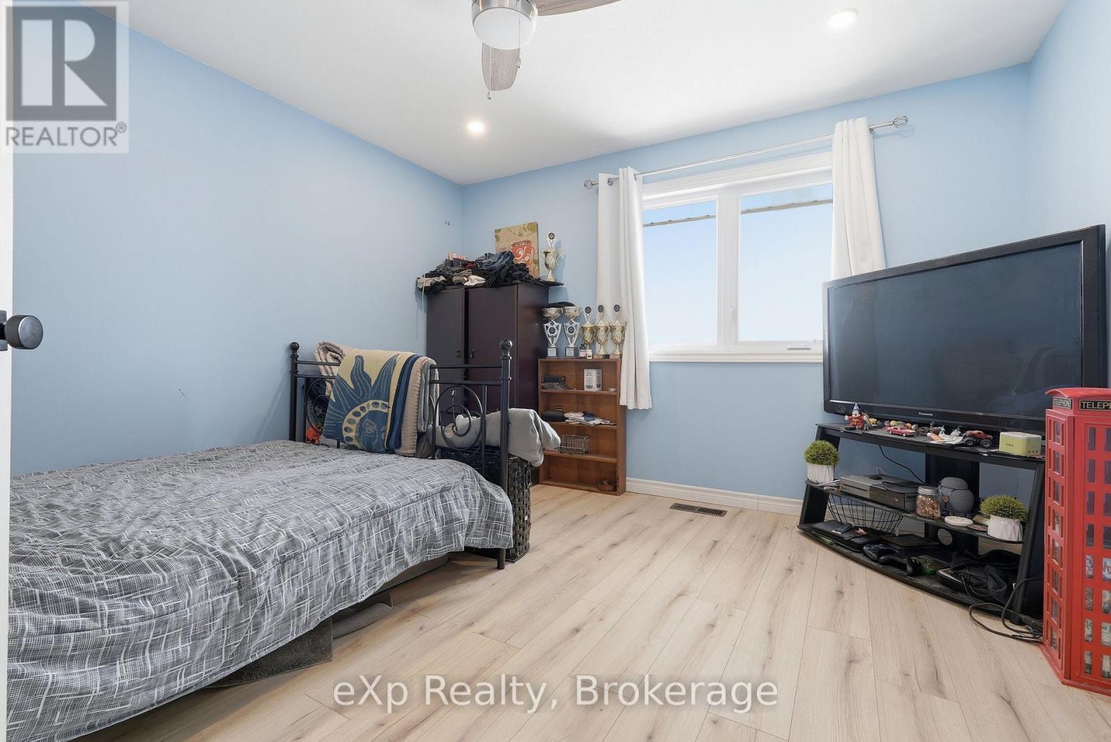 Bedroom, backyard view - 60 Main Street E, Mapleton, ON - Indoor Photo Showing Bedroom