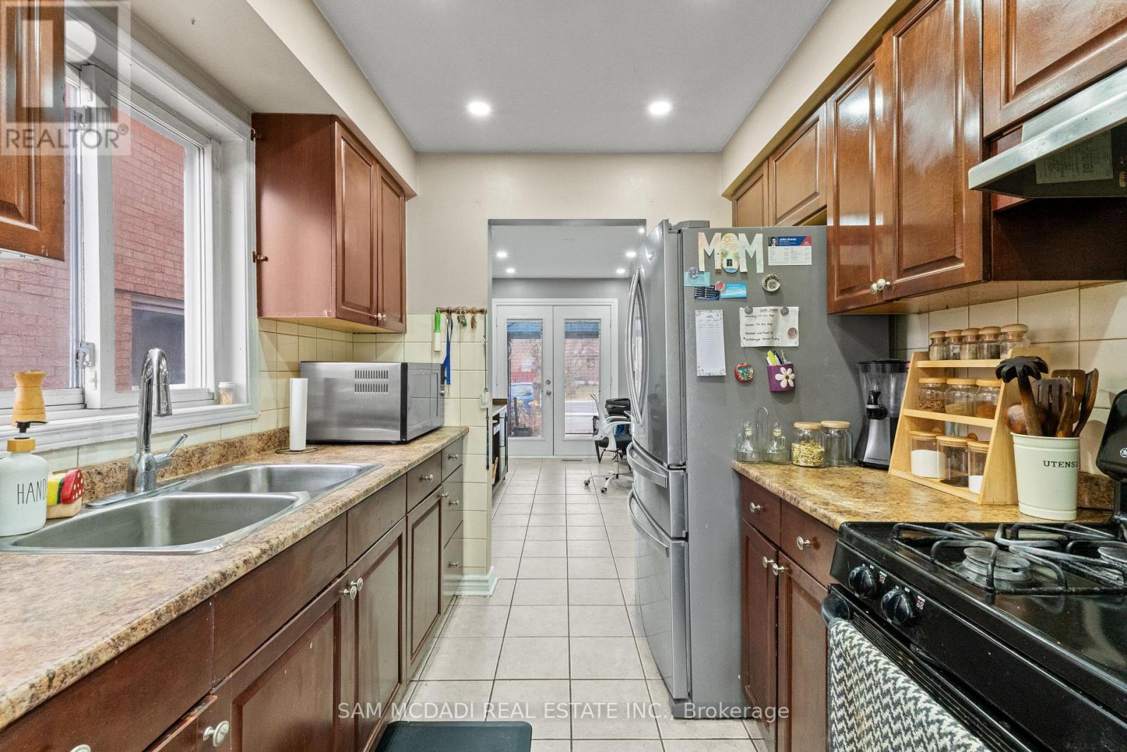 4728 Antelope Crescent, Mississauga, ON - Indoor Photo Showing Kitchen With Double Sink