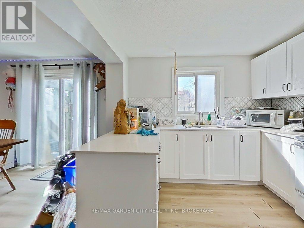 105 Tupper Drive, Thorold (Confederation Heights), ON - Indoor Photo Showing Kitchen