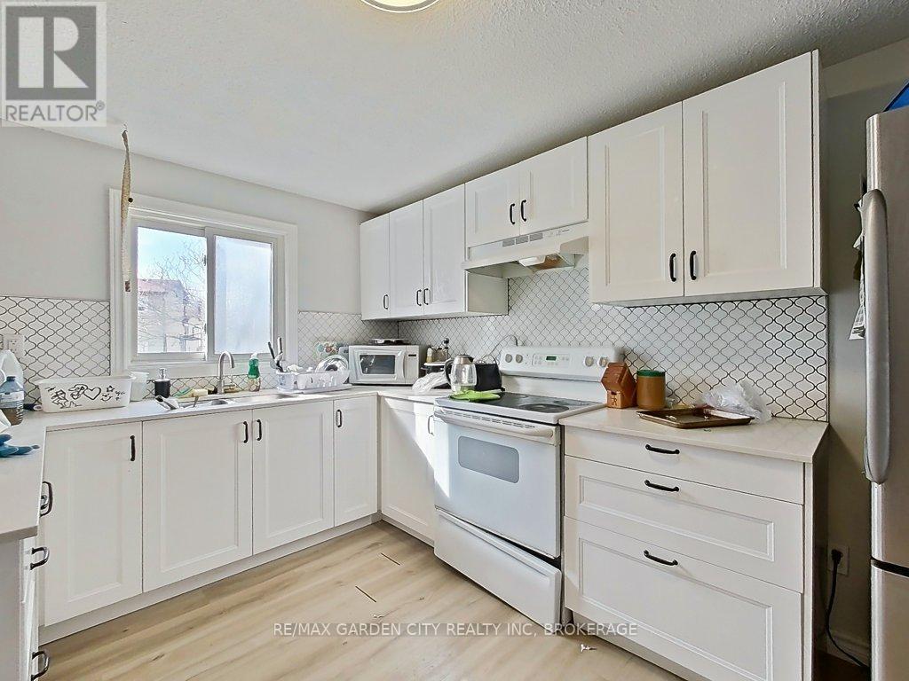 105 Tupper Drive, Thorold (Confederation Heights), ON - Indoor Photo Showing Kitchen