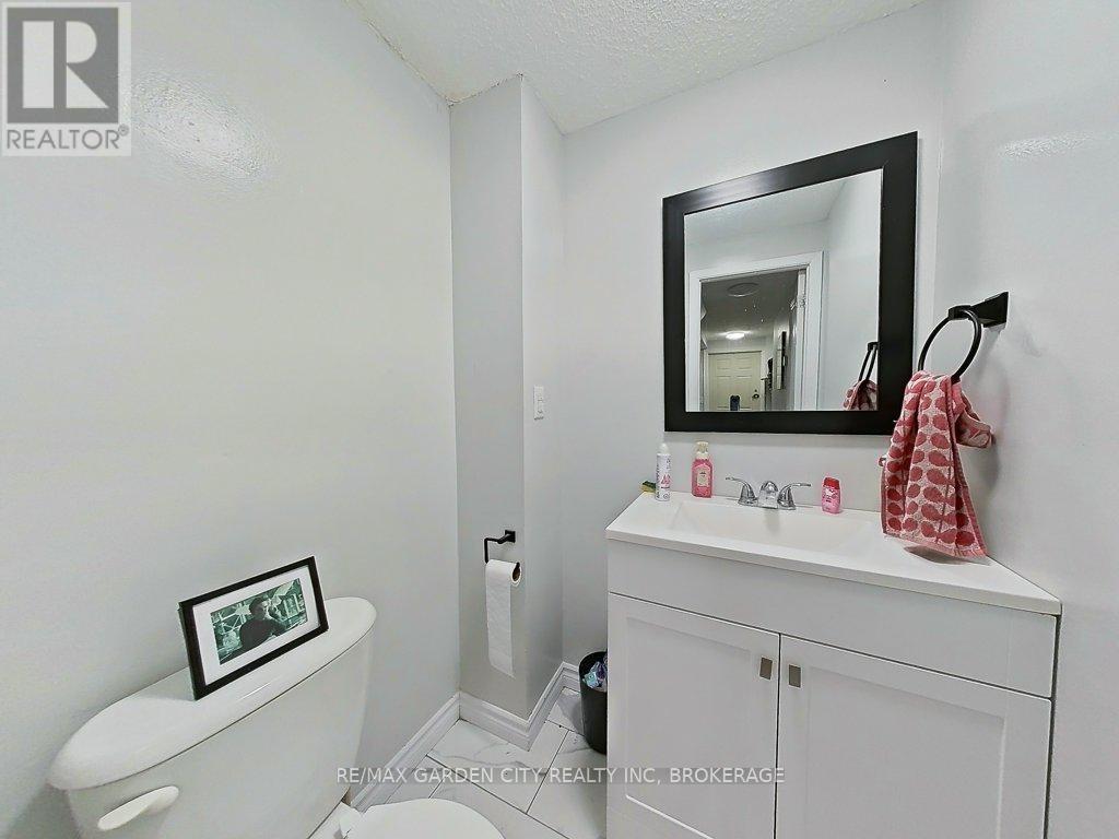 105 Tupper Drive, Thorold (Confederation Heights), ON - Indoor Photo Showing Bathroom