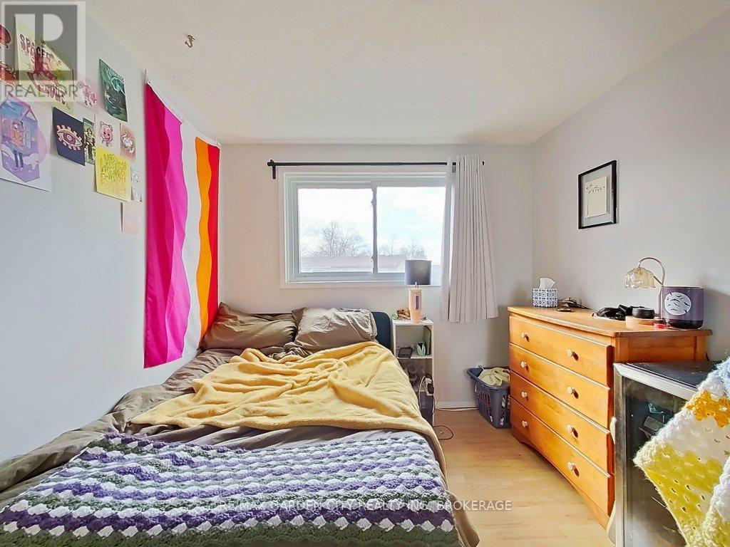105 Tupper Drive, Thorold (Confederation Heights), ON - Indoor Photo Showing Bedroom