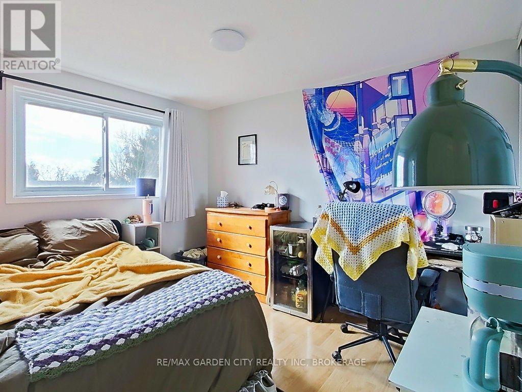 105 Tupper Drive, Thorold (Confederation Heights), ON - Indoor Photo Showing Bedroom