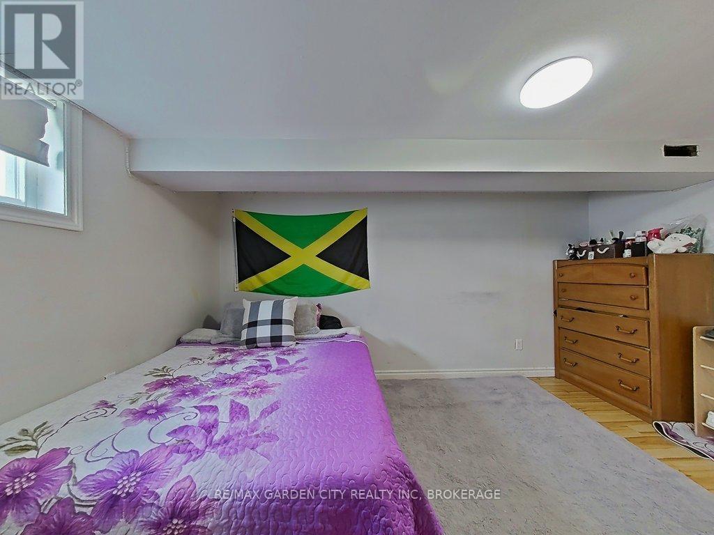 105 Tupper Drive, Thorold (Confederation Heights), ON - Indoor Photo Showing Bedroom