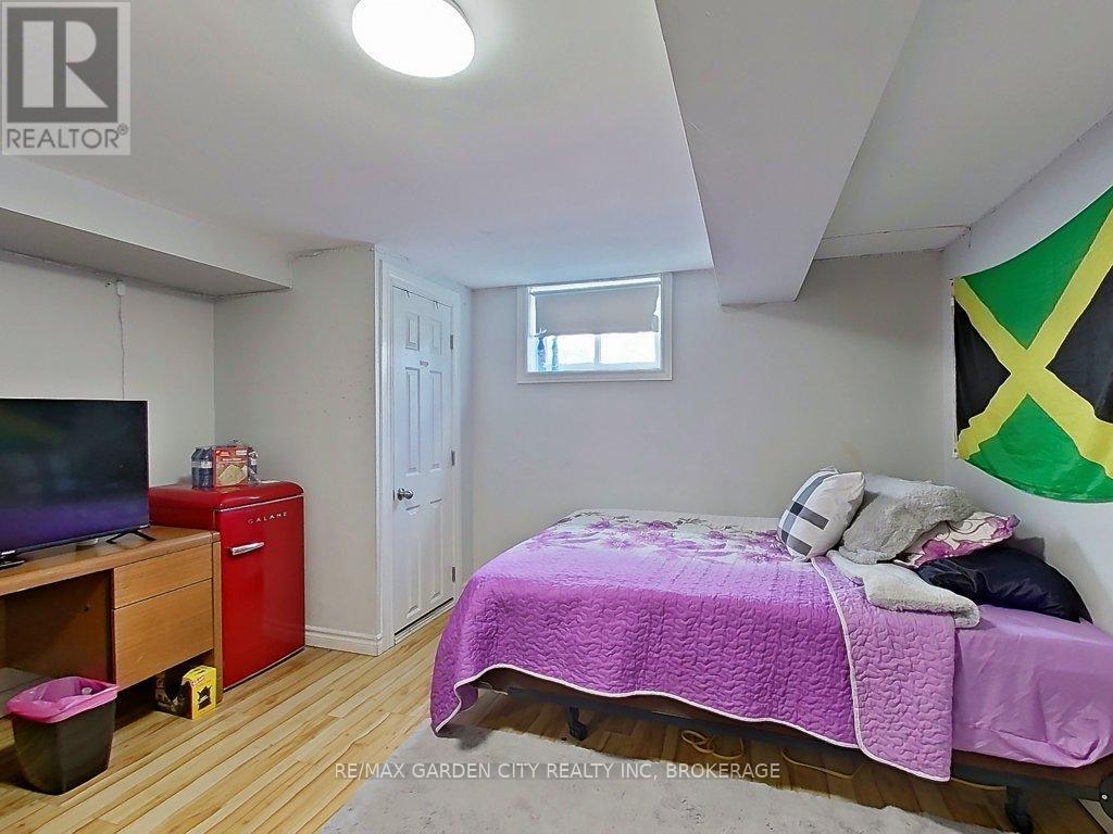 105 Tupper Drive, Thorold (Confederation Heights), ON - Indoor Photo Showing Bedroom