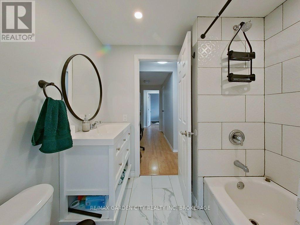 105 Tupper Drive, Thorold (Confederation Heights), ON - Indoor Photo Showing Bathroom