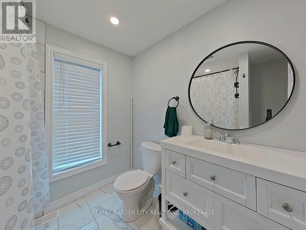 105 Tupper Drive, Thorold (Confederation Heights), ON - Indoor Photo Showing Bathroom