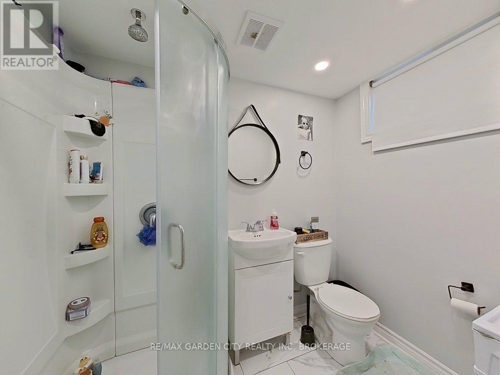 105 Tupper Drive, Thorold (Confederation Heights), ON - Indoor Photo Showing Bathroom