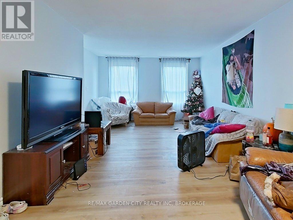 105 Tupper Drive, Thorold (Confederation Heights), ON - Indoor Photo Showing Living Room
