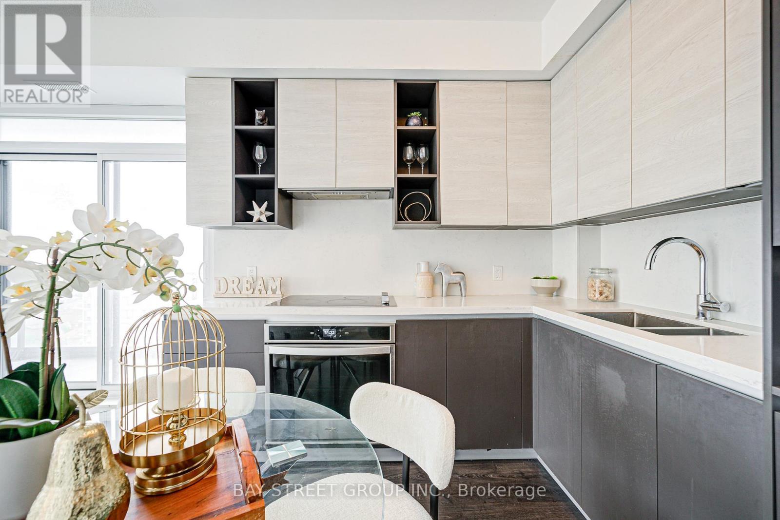 1606 - 398 Highway 7 E, Richmond Hill, ON - Indoor Photo Showing Kitchen With Double Sink With Upgraded Kitchen
