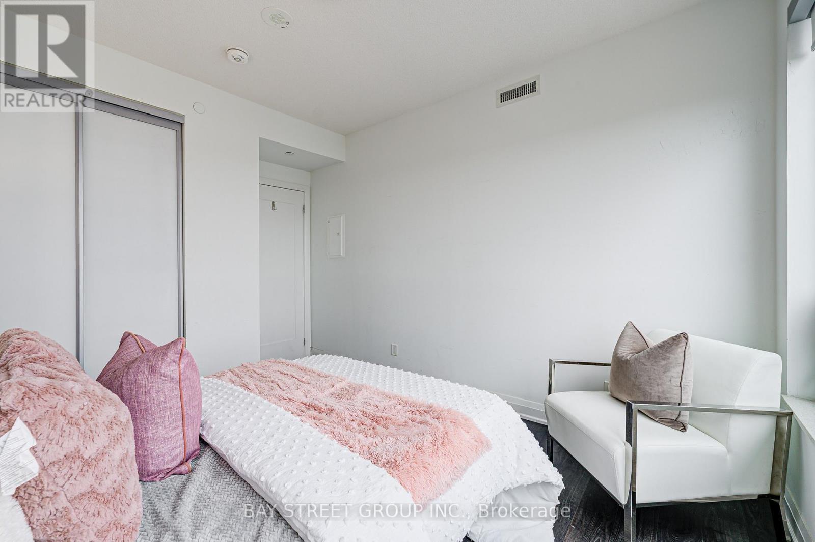 1606 - 398 Highway 7 E, Richmond Hill, ON - Indoor Photo Showing Bedroom