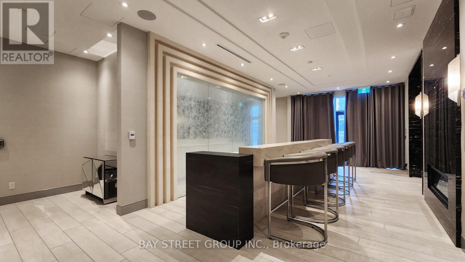 1606 - 398 Highway 7 E, Richmond Hill, ON - Indoor