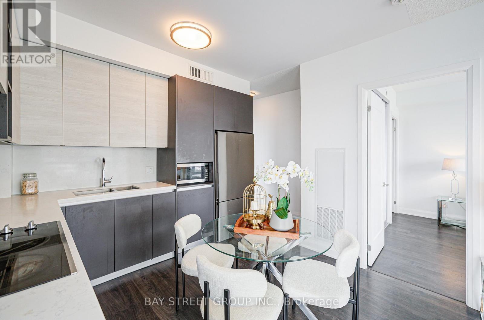 1606 - 398 Highway 7 E, Richmond Hill, ON - Indoor