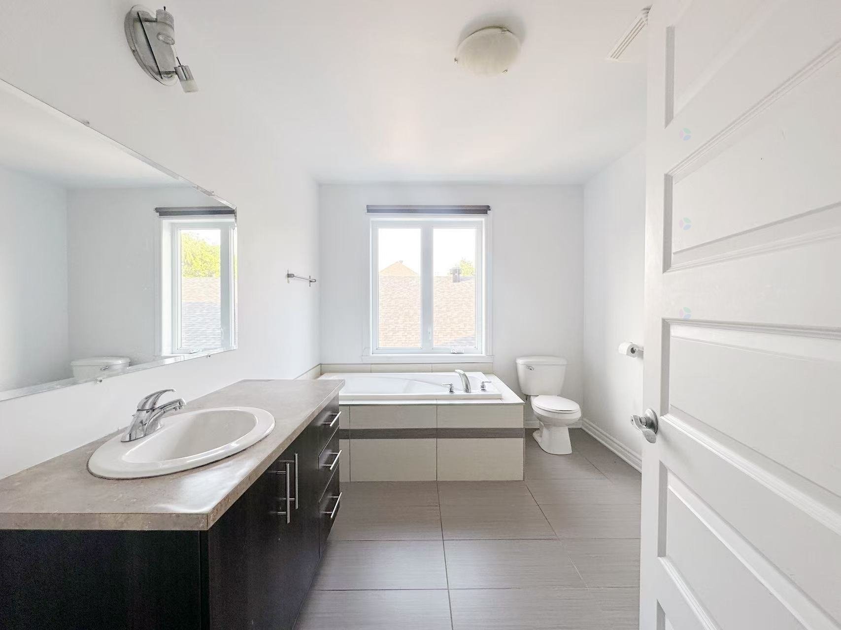 Salle de bains - 201-5565 Av. Albanie, Brossard, QC - Indoor Photo Showing Bathroom