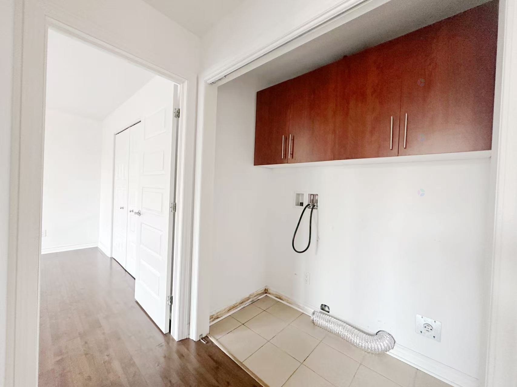 Salle de lavage - 201-5565 Av. Albanie, Brossard, QC - Indoor Photo Showing Other Room