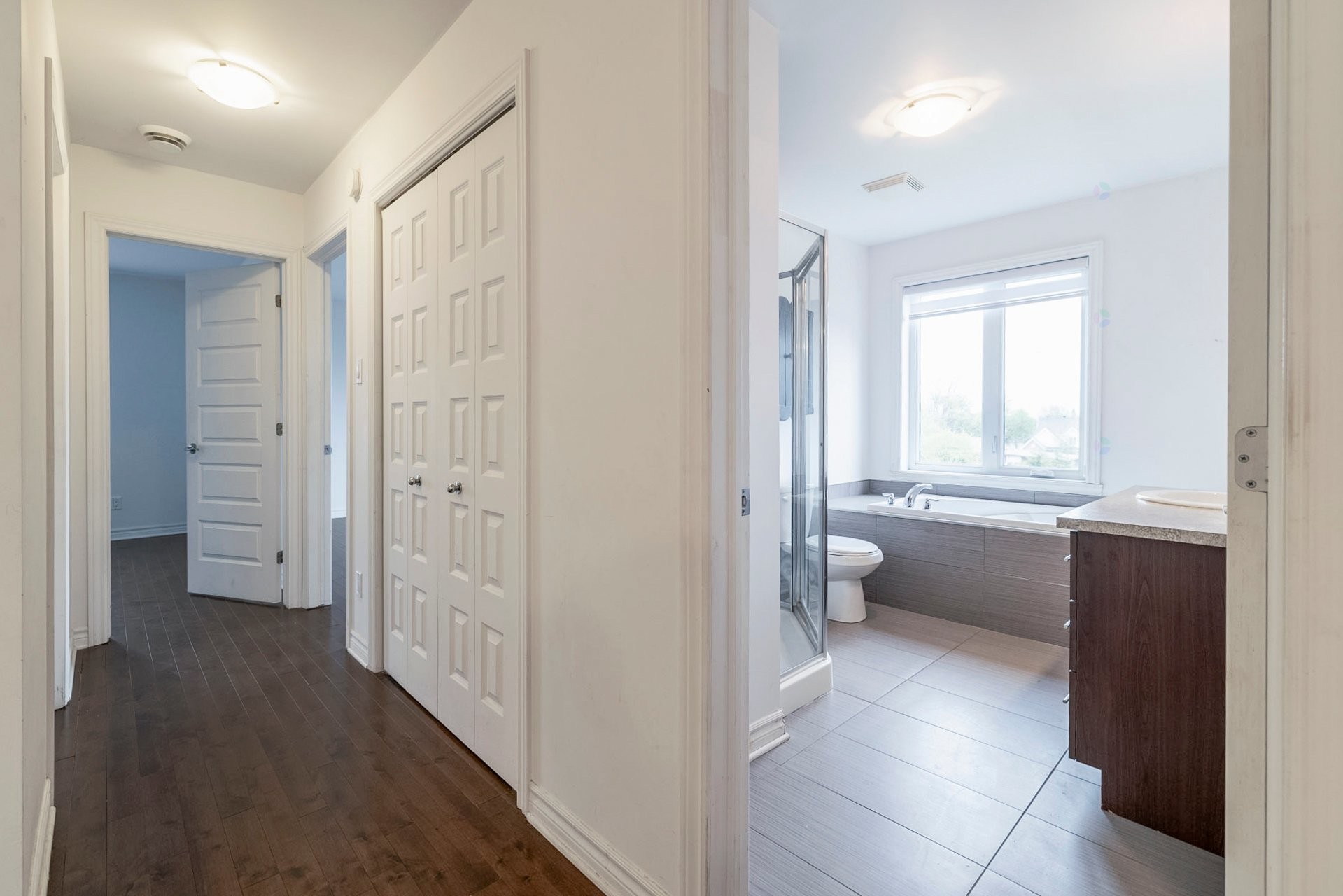 Mud Room - 302-5565 Av. Albanie, Brossard, QC - Indoor