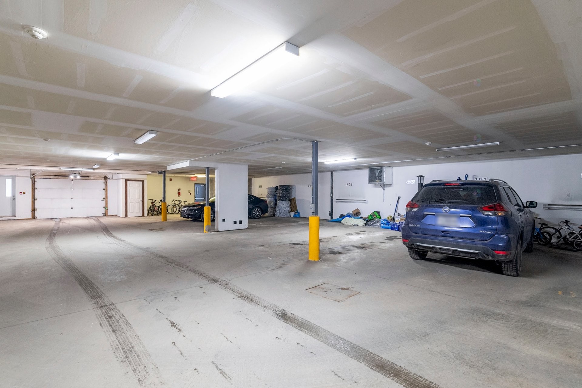 Game Room - 302-5565 Av. Albanie, Brossard, QC - Indoor Photo Showing Garage