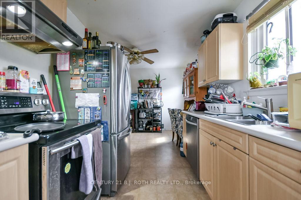 Kitchen as is - 17 Burbank Place, Barrie, ON - Indoor Photo Showing Kitchen With Double Sink