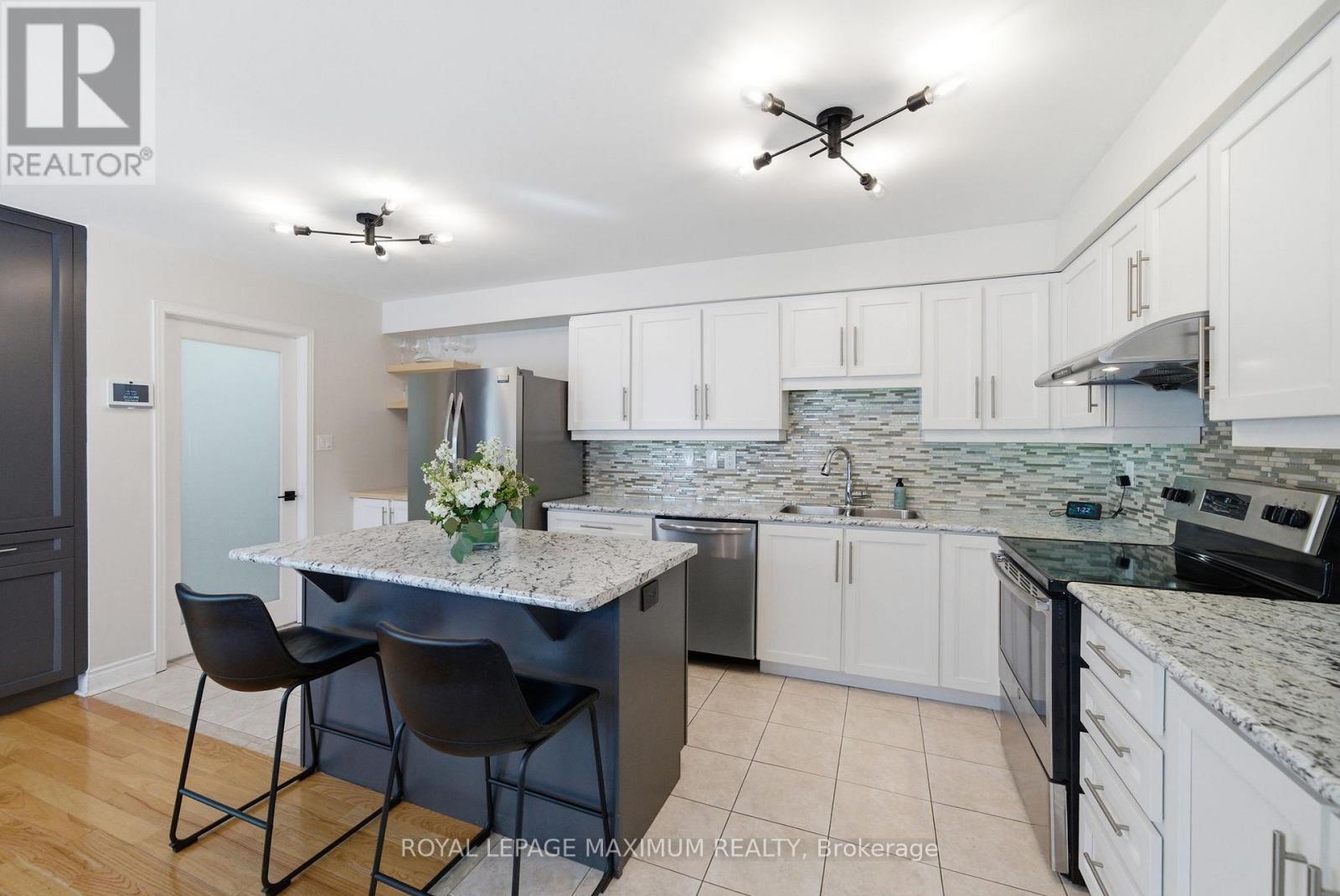 2 Castle Park Boulevard, Vaughan, ON - Indoor Photo Showing Kitchen With Upgraded Kitchen