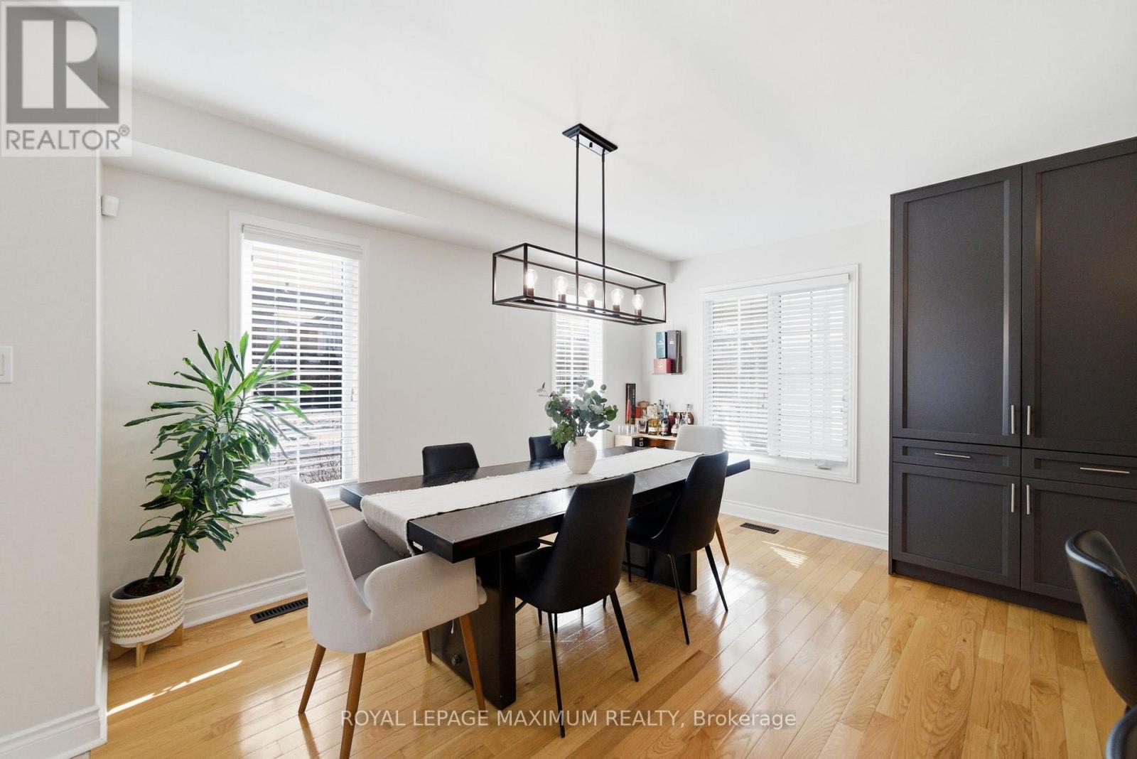2 Castle Park Boulevard, Vaughan, ON - Indoor Photo Showing Dining Room