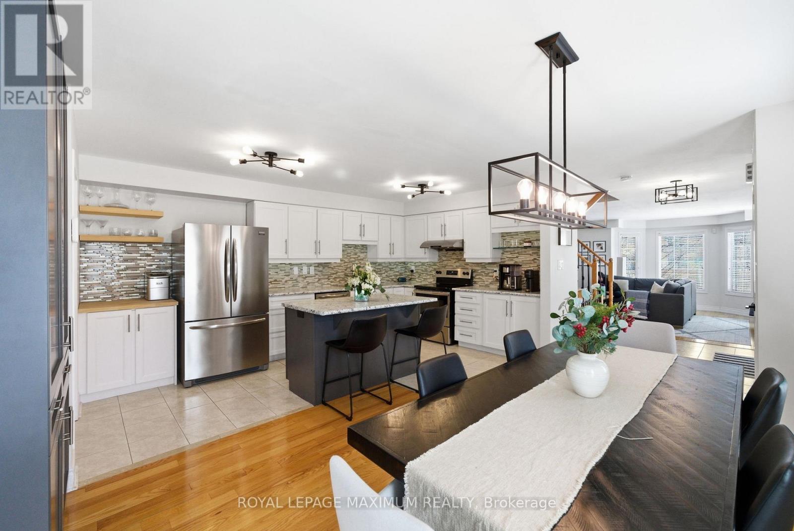 2 Castle Park Boulevard, Vaughan, ON - Indoor Photo Showing Dining Room