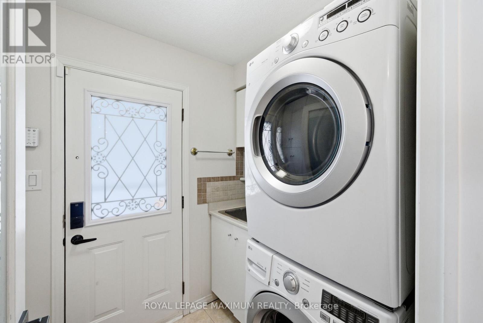 2 Castle Park Boulevard, Vaughan, ON - Indoor Photo Showing Laundry Room