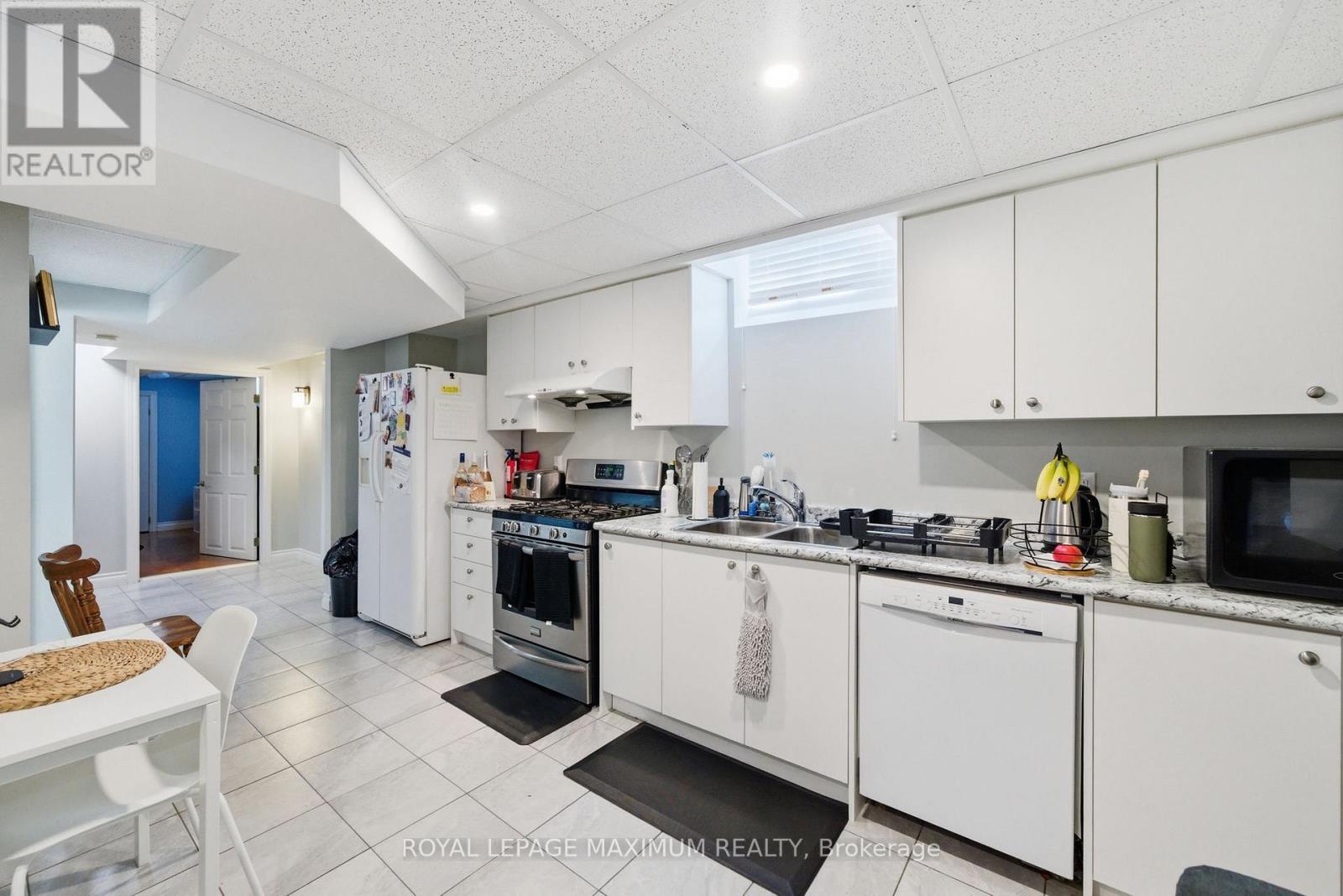 2 Castle Park Boulevard, Vaughan, ON - Indoor Photo Showing Kitchen With Double Sink
