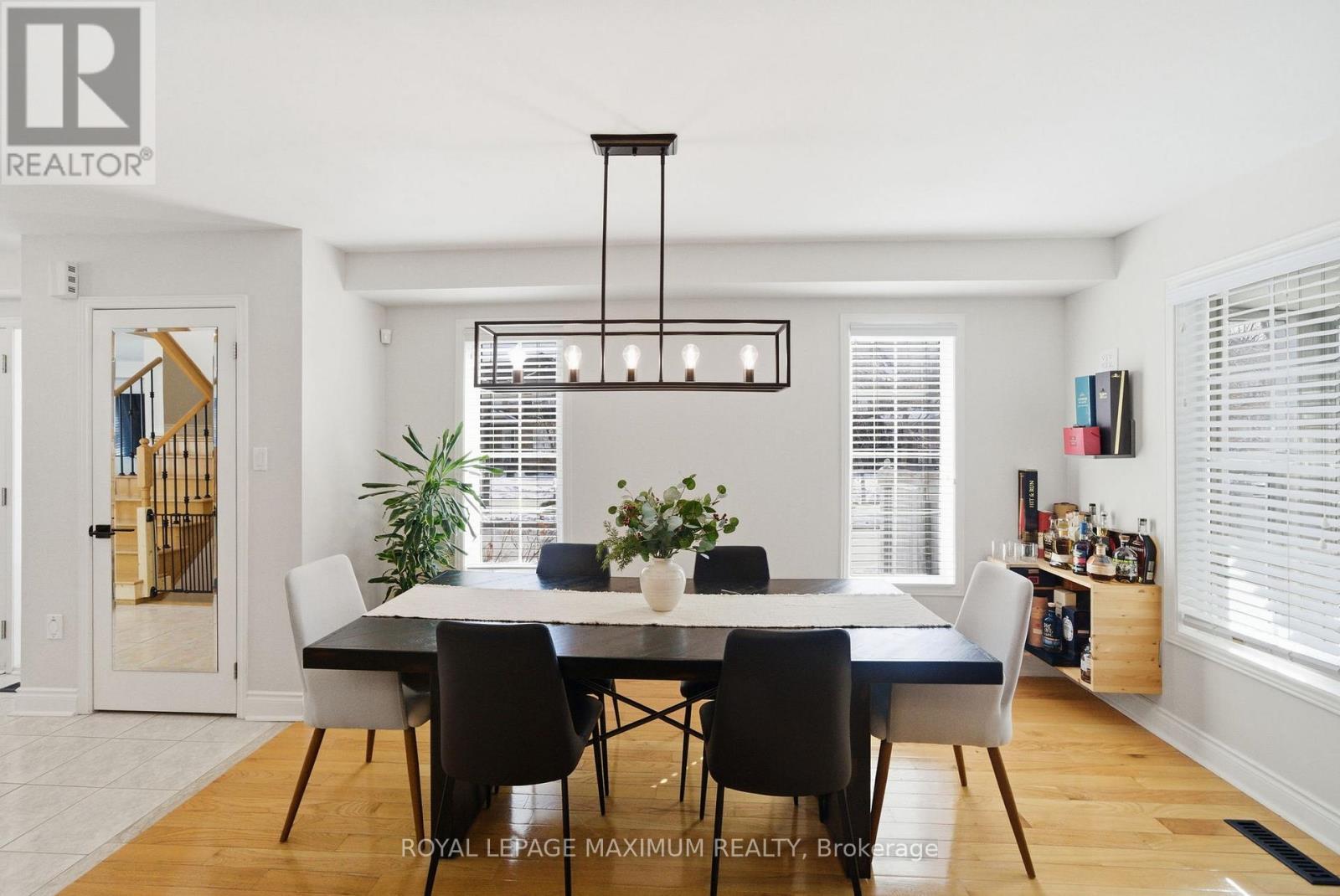 2 Castle Park Boulevard, Vaughan, ON - Indoor Photo Showing Dining Room