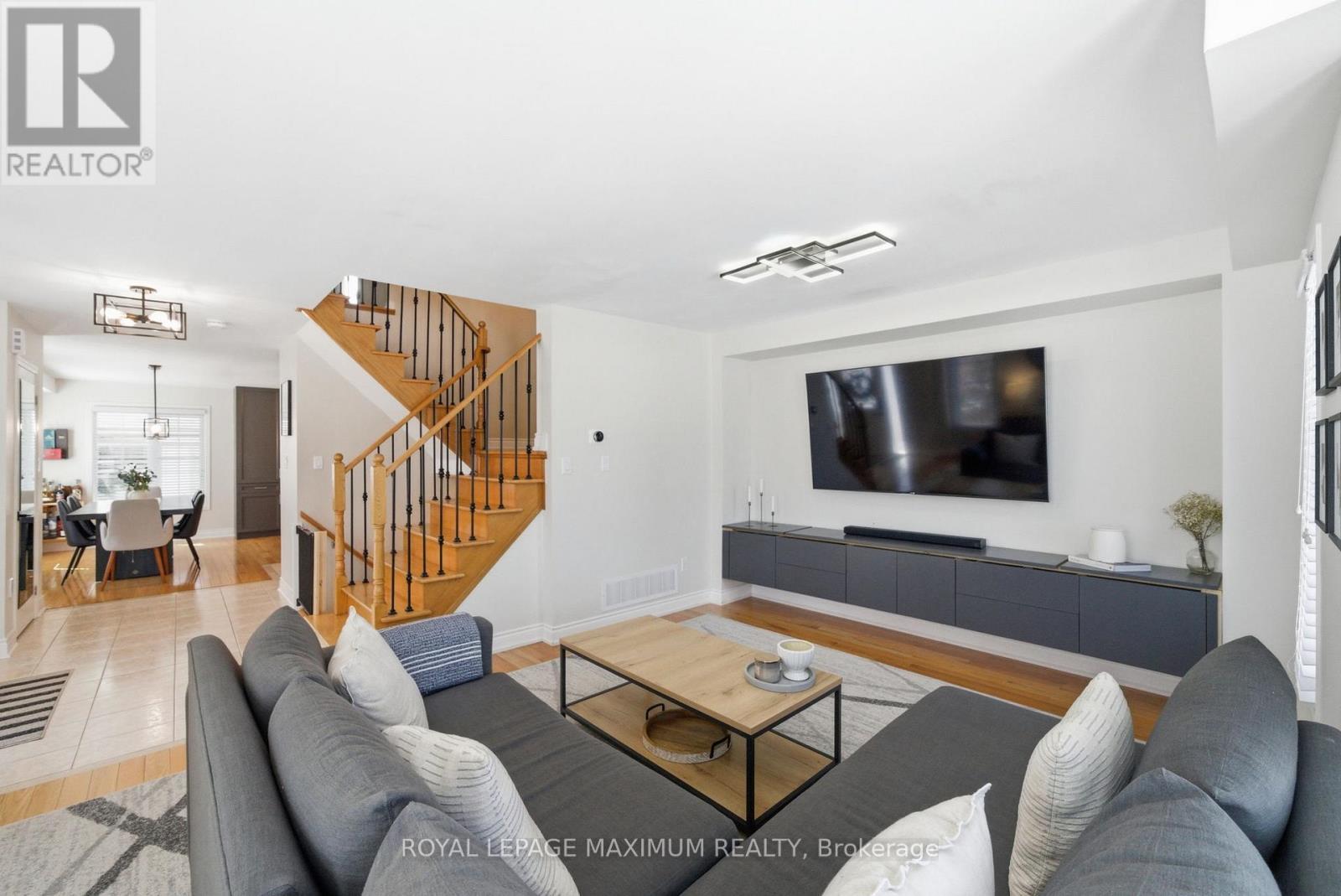 2 Castle Park Boulevard, Vaughan, ON - Indoor Photo Showing Living Room